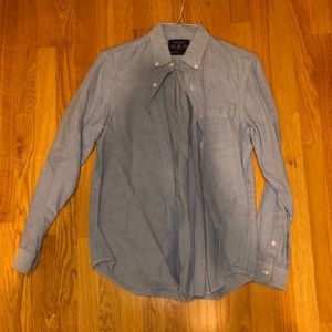 Men’s slim fit button down shirt - size medium